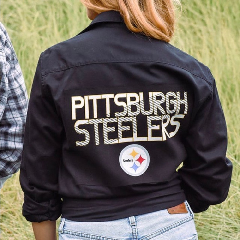 PITTSBURGH STEELERS GRAPHIC BACK BUTTON DOWN SHIRT